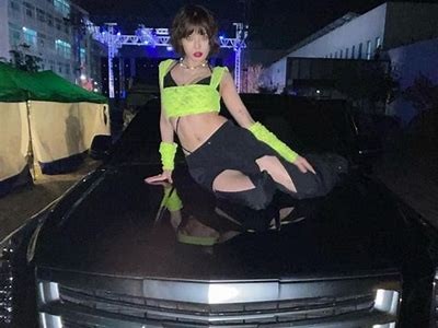 金泫雅大胆展示身材，引发网友热议与讨论
