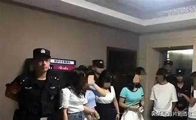 麻豆传媒最新封面剧情：展现青春热血与爱情纠葛的视觉盛宴